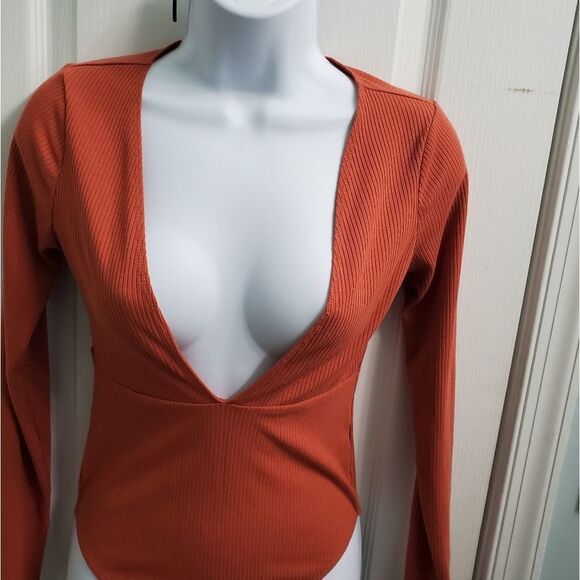 Forever 21 knit long sleeve cleavage bodysuit - Picture 5 of 7